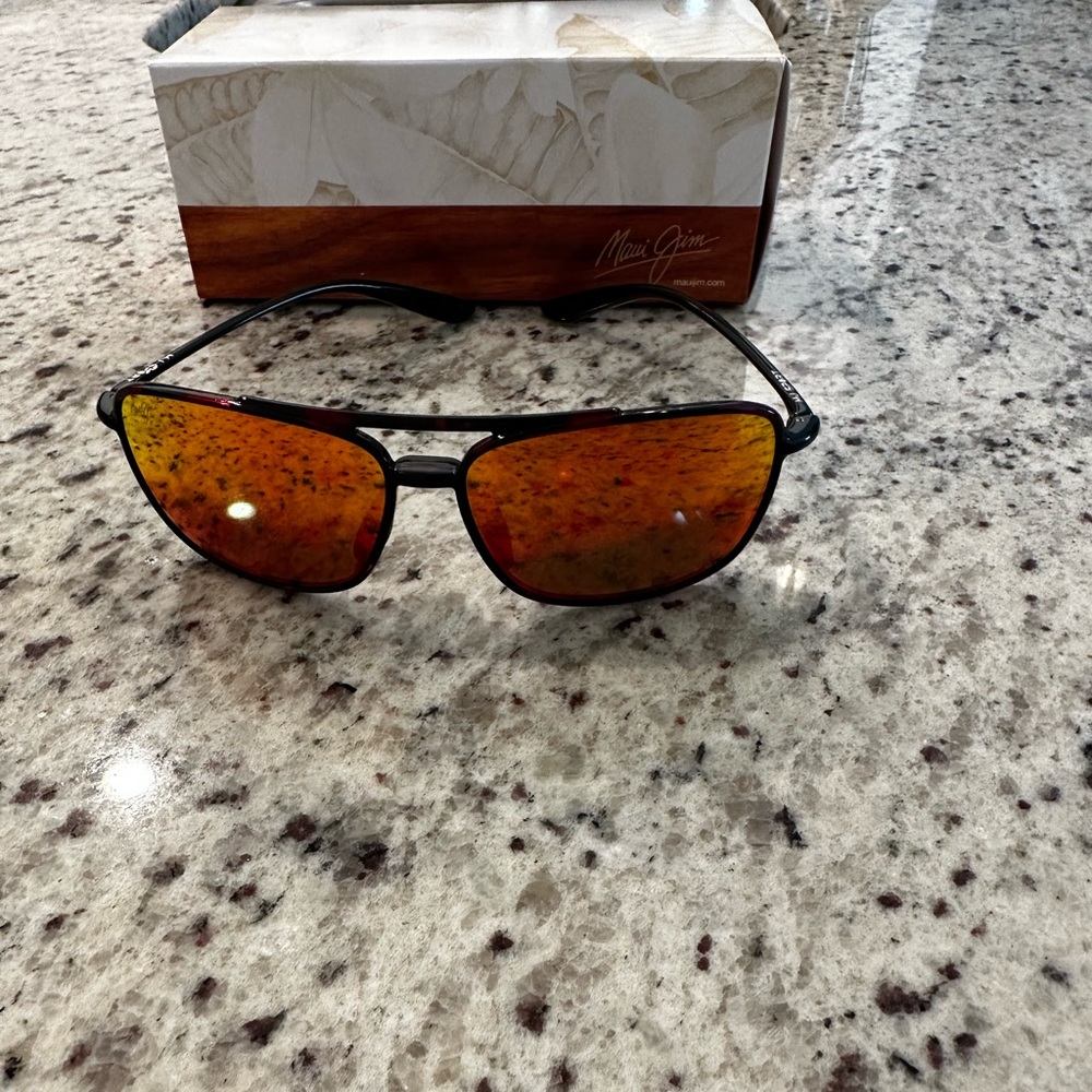 Never used Maui Jim Kaupo Gap Polarized Aviator Sunglasses in Hawaii Lava lens